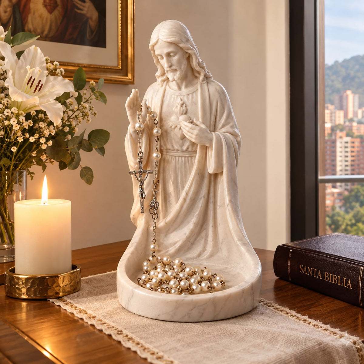 Figura Sagrado Corazón de Jesús porta rosario sobre una mesa con vela y flores