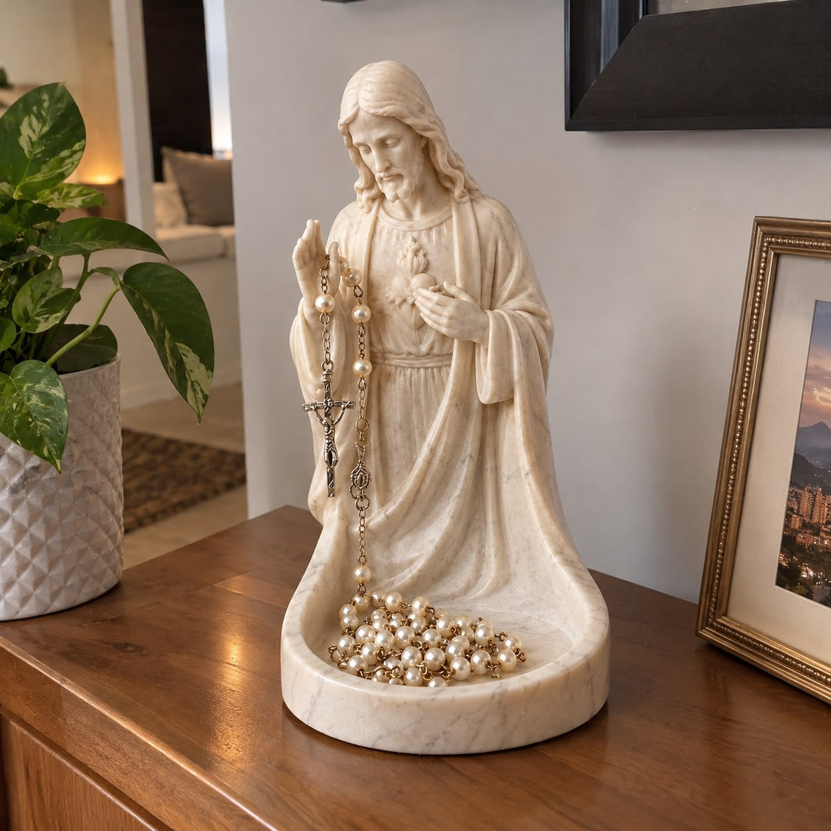 Figura Sagrado Corazón de Jesús porta rosario en un mueble de la sala