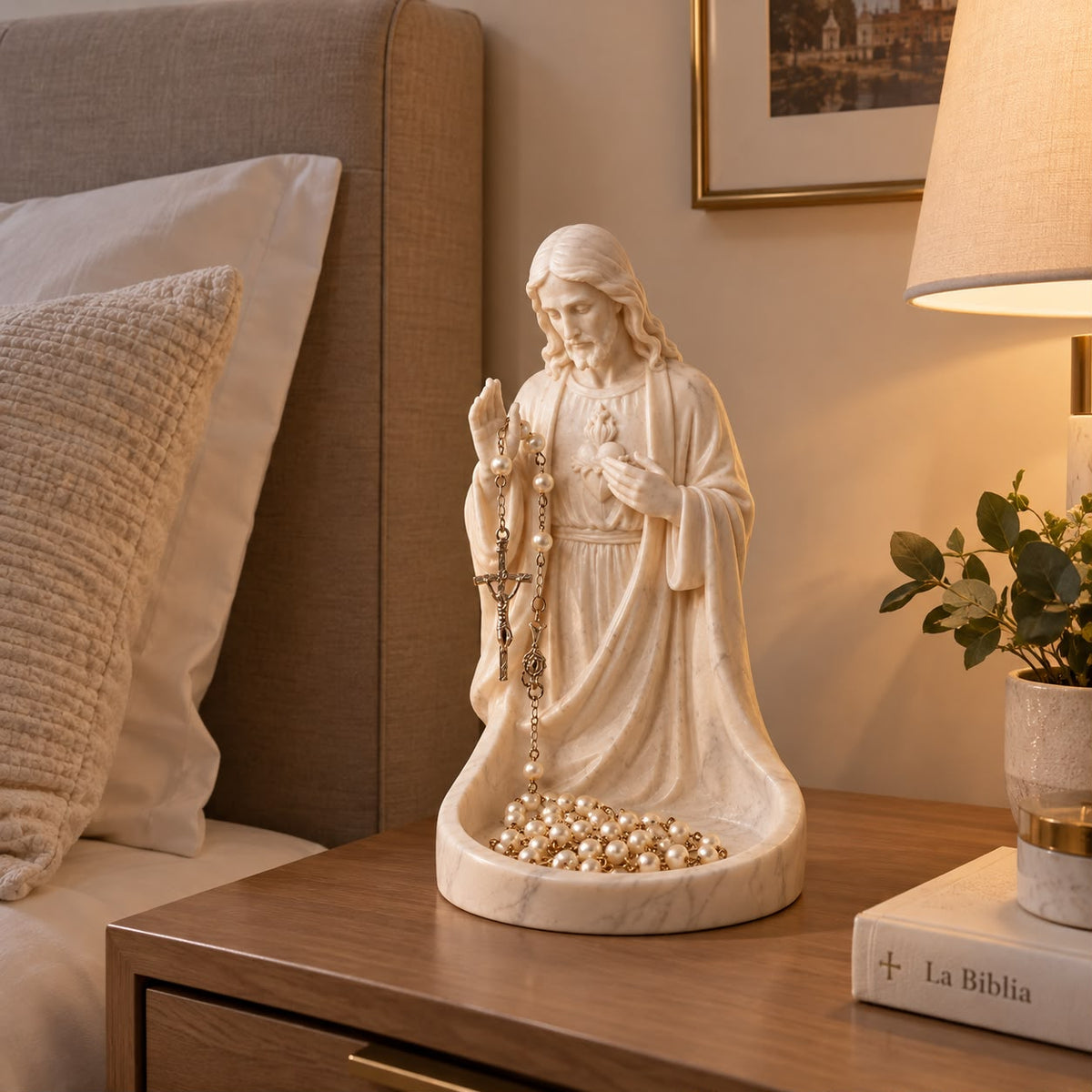 Figura Sagrado Corazón de Jesús porta rosario en la mesa de noche